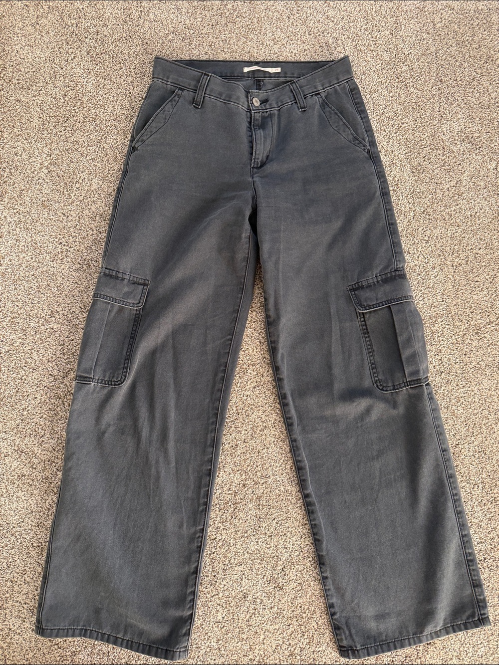 Women's Levi’s Cargo Jeans in Charcoal Gray